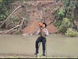POLRI GERAK CEPAT RESPON PIDATO PRESIDEN PRABOWO, SATBRIMOBDA SULSEL BANGUN JEMBATAN GANTUNG DI SOPPENG