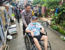 TNI-Polri Bantu Evakuasi Korban Banjir 1,5 Meter yang Mau Cuci Darah