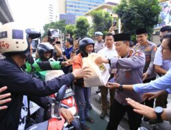 Masyarakat Antusias Saat Kapolri Turun Langsung Berbagi Takjil