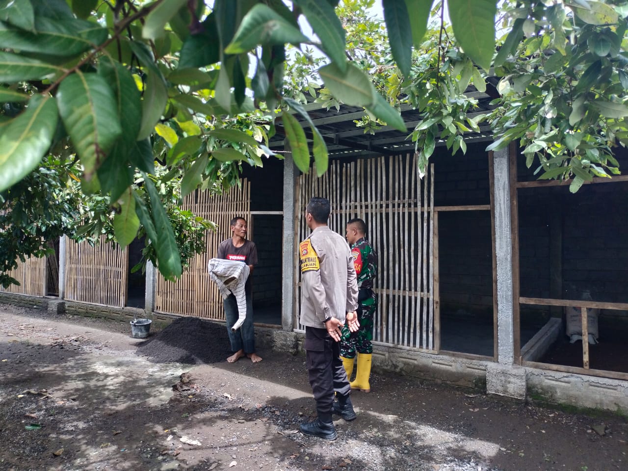 Bhabinkamtibmas Labuapi Aktif Dorong Ketahanan Pangan di Tingkat Petani