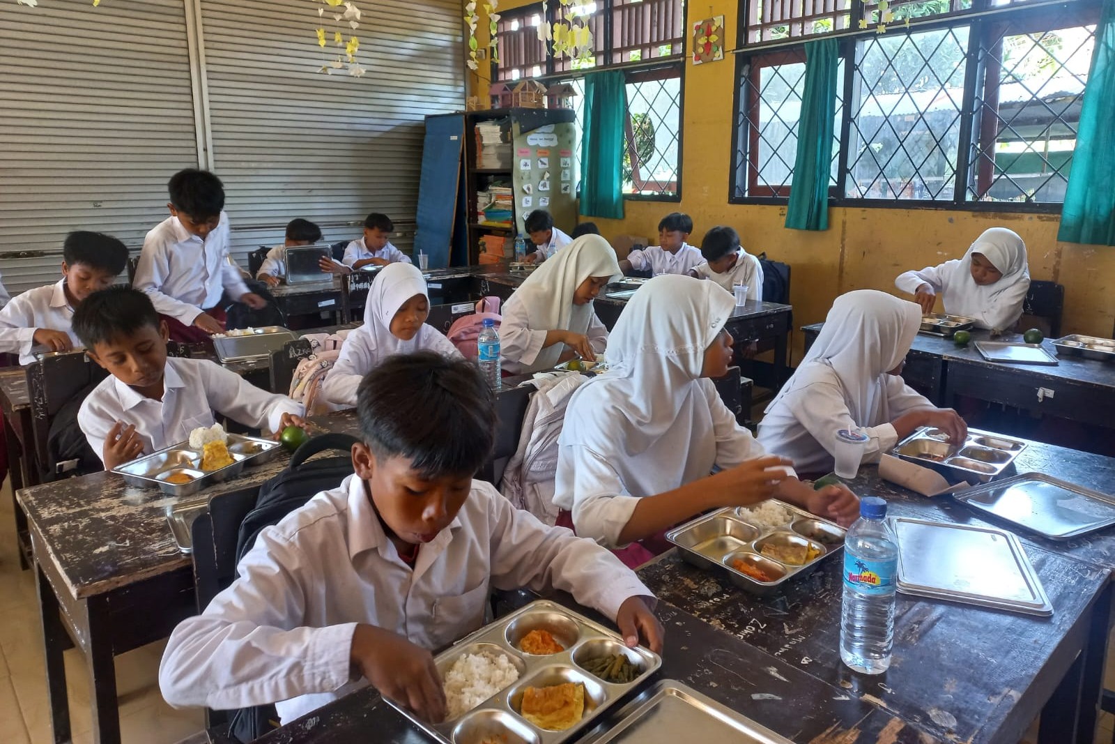 Polsek Labuapi Kawal Uji Coba Program Makan Bergizi Gratis di Lombok Barat