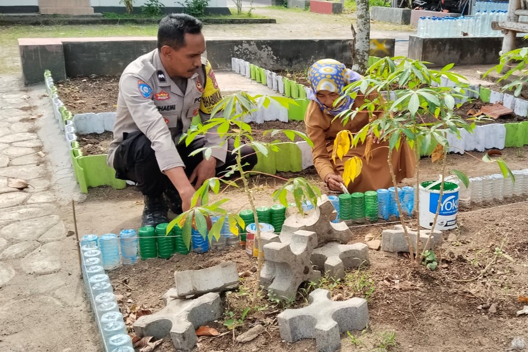 Bhabinkamtibmas Lembar Selatan Dorong Warga Kelola Lahan Pekarangan