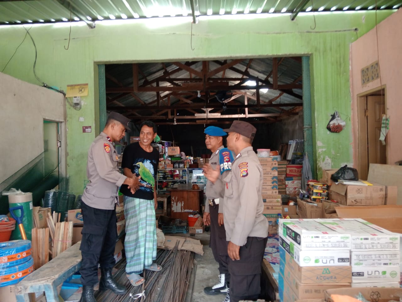 Patroli Humanis: Polsek Kuripan Bangun Sinergi dengan Warga