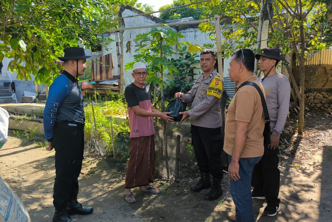 Polsek Batulayar Gelar Bakti Sosial Hari Bhayangkara di Senggigi