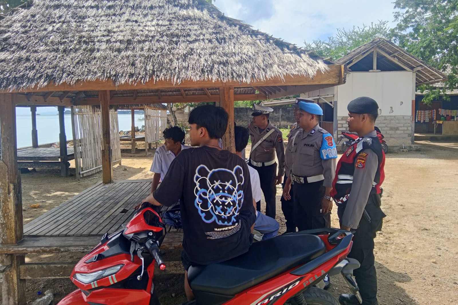 Lombok Barat, NTB – Kepolisian Sektor Sekotong, Polres Lombok Barat, Polda NTB, terus menunjukkan komitmennya dalam menjaga stabilitas keamanan dan ketertiban masyarakat (kamtibmas). Upaya ini diwujudkan melalui giat patroli rutin yang menyasar obyek vital dan obyek wisata, salah satunya Pantai Kemos di Desa Sekotong Barat. Kegiatan ini bertujuan utama untuk mengantisipasi tindak kriminalitas 3C (Curas, Curat, Curanmor) serta berbagai potensi gangguan kamtibmas lainnya. Patroli Rutin Demi Rasa Aman Pengunjung dan Pengelola Wisata Pada Senin, 2 Juni 2025, sekitar pukul 12.30 WITA hingga selesai, Personel Polsek Sekotong melaksanakan patroli intensif di Pantai Kemos yang menjadi salah satu destinasi favorit di wilayah Sekotong menjadi fokus utama kegiatan ini, Senin (2/6/2025). Kapolres Lombok Barat, Polda NTB, AKBP Yasmara Harahap, S.I.K., melalui Kapolsek Sekotong Iptu I Ketut Suriarta, S.H., M.I.Kom., menegaskan bahwa selain pengawasan terhadap potensi tindak kejahatan, patroli juga difokuskan untuk memberikan rasa aman dan nyaman bagi masyarakat serta para pengelola obyek wisata. "Kami secara rutin melaksanakan patroli di obyek vital dan obyek wisata. Ini adalah bentuk kehadiran polisi di tengah masyarakat, memastikan bahwa mereka dapat beraktivitas dengan tenang dan aman," ujar Iptu I Ketut Suriarta, S.H., M.I.Kom., saat ditemui secara terpisah. Kapolsek menambahkan bahwa kegiatan ini bukan hanya sekadar patroli fisik, tetapi juga sebagai sarana komunikasi dua arah antara kepolisian dan masyarakat. Edukasi dan Himbauan untuk Kewaspadaan Bersama Dalam pelaksanaannya, personel Polsek Sekotong tidak hanya melakukan pengawasan, tetapi juga aktif memberikan himbauan kepada masyarakat dan pengelola obyek wisata Pantai Kemos. Himbauan tersebut mencakup pentingnya untuk selalu waspada terhadap lingkungan sekitar dan mewaspadai perubahan cuaca ekstrem yang dapat terjadi kapan saja. Hal ini mengingat wilayah Sekotong yang juga rentan terhadap dampak cuaca tak menentu, khususnya bagi aktivitas di area pantai. "Kami mengingatkan kepada seluruh masyarakat, khususnya pengelola dan pengunjung Pantai Kemos, untuk selalu meningkatkan kewaspadaan. Perhatikan barang bawaan, dan jangan ragu untuk melapor jika melihat hal-hal yang mencurigakan," jelasnya. Selain itu, kolaborasi dan sinergi dengan aparat kepolisian juga terus digalakkan guna menciptakan sitkamtibmas yang benar-benar kondusif. "Keamanan adalah tanggung jawab kita bersama," tegasnya. Respon Positif dari Masyarakat Kehadiran personel kepolisian di lokasi obyek wisata Pantai Kemos secara langsung dirasakan manfaatnya oleh masyarakat. Banyak yang menyambut baik kegiatan patroli ini karena dapat memberikan rasa aman dan nyaman, terutama di tengah potensi keramaian dan peningkatan aktivitas wisata. "Kami sangat senang dengan adanya patroli dari polisi. Rasanya lebih tenang kalau ada bapak-bapak polisi yang berpatroli di sini, apalagi ini kan tempat wisata, jadi bisa mencegah hal-hal yang tidak diinginkan," ungkap salah seorang pengelola warung di Pantai Kemos yang enggan disebutkan namanya. Respon positif ini menjadi indikasi keberhasilan Polsek Sekotong dalam membangun kepercayaan dan kemitraan dengan masyarakat.
