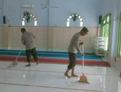 Bhakti Religi, Menyongsong HUT Bhayangkara Ke-79, Polsek Monta Bersihkan Masjid Al-Said Desa Tangga
