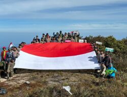 Tim Ekspedisi Hari Bhayangkara Bentangkan Bendera Merah Putih di Puncak Gunung Leuser
