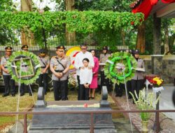 Jelang Hari Bhayangkara, Kapolri Ziarah ke Makam BJ Habibie hingga Hoegeng