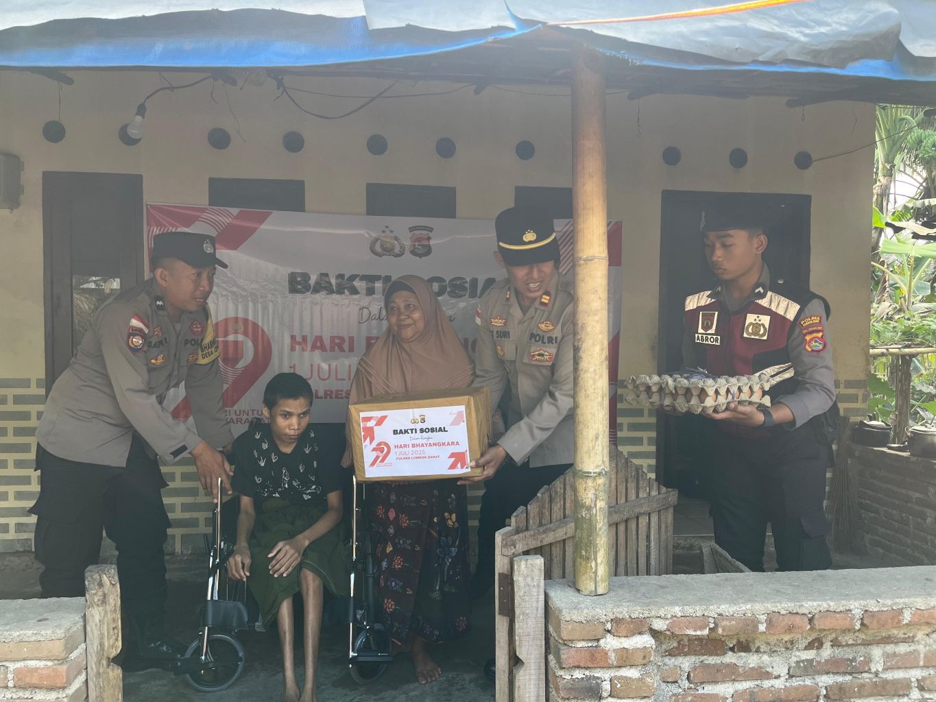 Lombok Barat, NTB – Dalam rangka menyambut Hari Bhayangkara ke-79 yang jatuh pada 1 Juli 2025, Polsek Sekotong, Polres Lombok Barat, Polda NTB, menggelar kegiatan bakti sosial di Dusun Bertong, Desa Cendimanik, Kecamatan Sekotong, Kabupaten Lombok Barat, pada Selasa (24/6/2025). A cara yang berlangsung mulai pukul 08.30 WITA ini menjadi wujud nyata kepedulian Polri terhadap masyarakat, khususnya mereka yang membutuhkan. Semangat Kebersamaan dalam Pengabdian Kegiatan bakti sosial ini dihadiri langsung oleh Kapolsek Sekotong IPTU I Ketut Suriarta, S.H., M.I.Kom., didampingi Kanit Binmas Polsek Sekotong AIPDA I Komang Sunantara, Ps. Kasium Polsek Sekotong AIPDA Amala, serta Bhabinkamtibmas Desa Cendimanik AIPDA Saepul Rahman. Sejumlah personel Polsek Sekotong turut hadir, berbaur dengan hangat bersama warga Dusun Bertong, Desa Cendimanik. Menurut IPTU I Ketut Suriarta, kegiatan ini adalah bagian dari komitmen Polri untuk selalu hadir di tengah masyarakat. "Bakti sosial ini merupakan bentuk pengabdian dan kepedulian kami dari Polsek Sekotong terhadap masyarakat, terutama bagi saudara-saudara kita penyandang disabilitas fisik, lumpuh, dan tunanetra," ujarnya. "Kami ingin mempererat hubungan antara Polri dan masyarakat, khususnya di Dusun Bertong ini." Bantuan Kursi Roda dan Sembako untuk Warga Disabilitas Fokus utama dari bakti sosial kali ini adalah memberikan dukungan kepada warga yang mengalami disabilitas. Dalam kesempatan tersebut, Polsek Sekotong menyerahkan bantuan berupa kursi roda dan sembako. Salah satu penerima bantuan adalah Saudara Hamdani, seorang remaja berusia 15 tahun, putra dari Bapak Mahyun dan Ibu Salmah, warga Dusun Bertong. Penyerahan bantuan ini diharapkan dapat meringankan beban dan meningkatkan kualitas hidup para penerima manfaat. Kursi roda yang diberikan akan mempermudah mobilitas Hamdani dalam beraktivitas sehari-hari, sementara bantuan sembako diharapkan dapat memenuhi kebutuhan dasar keluarga. Memupuk Sinergi dan Toleransi Menjelang Hari Bhayangkara ke-79 Kegiatan bakti sosial ini merupakan salah satu rangkaian penting dalam menyambut Hari Bhayangkara ke-79. Melalui kegiatan semacam ini, Polsek Sekotong tidak hanya menunjukkan komitmennya dalam menjaga keamanan dan ketertiban, tetapi juga dalam membangun sinergi yang kuat dengan masyarakat. Ini juga menjadi ajang untuk menumbuhkan nilai-nilai toleransi dan kepedulian, terutama terhadap mereka yang rentan dan membutuhkan uluran tangan. "Kami berharap kegiatan seperti ini dapat terus terlaksana dan memberikan dampak positif yang nyata bagi masyarakat," tambah IPTU I Ketut Suriarta. "Ini adalah wujud nyata bahwa Polri selalu ada untuk rakyat, siap melayani, mengayomi, dan melindungi." Kegiatan bakti sosial ini berjalan lancar, aman, dan tertib, berakhir pada pukul 10.15 WITA. Antusiasme warga dan kolaborasi antara Polri dengan masyarakat Dusun Bertong menjadi cerminan eratnya hubungan yang terjalin. Polsek Sekotong terus berkomitmen untuk memberikan pelayanan terbaik dan berkontribusi positif bagi kemajuan serta kesejahteraan masyarakat di wilayah Kecamatan Sekotong.