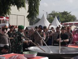Kolaborasi Manis Bobon Santoso dan Mobil Dapur Lapangan Brimob Memasak Kebaikan untuk Ribuan Warga Lombok Tengah