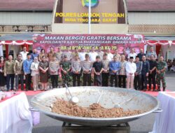 Kapolda NTB Duduk Lesehan Bareng Siswa, Cicipi Menu MBG di Polres Lombok Tengah