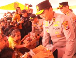 Kapolda NTT Kunjungi Anak-anak Pengungsi Lewotobi, Beri Bingkisan dan Dukungan Trauma Healing