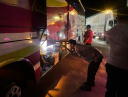 KMP Surya 777 Tiba di Lembar, Polisi Pastikan Proses Bongkaran Aman