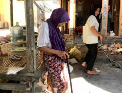 Menyentuh Hati, Polsek Lembar Berikan Alat Bantu Jalan untuk Warga Jakem