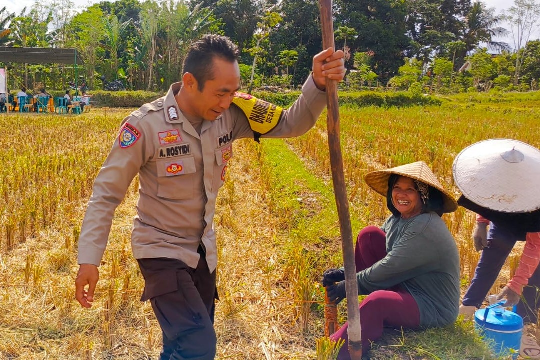 Kunjungan Bhabinkamtibmas Kuripan Utara, Ajak Petani Dukung Ketahanan Pangan Nasional