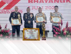 Lomba Layanan Polisi 110, Kapolresta Manokwari terima penghargaan dari Kapolda Papua Barat.