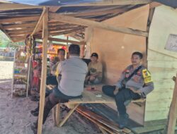 Warga Menikmati Hari Libur di Pantai Wane Polsek Monta Hadir Memberikan Pengamanan
