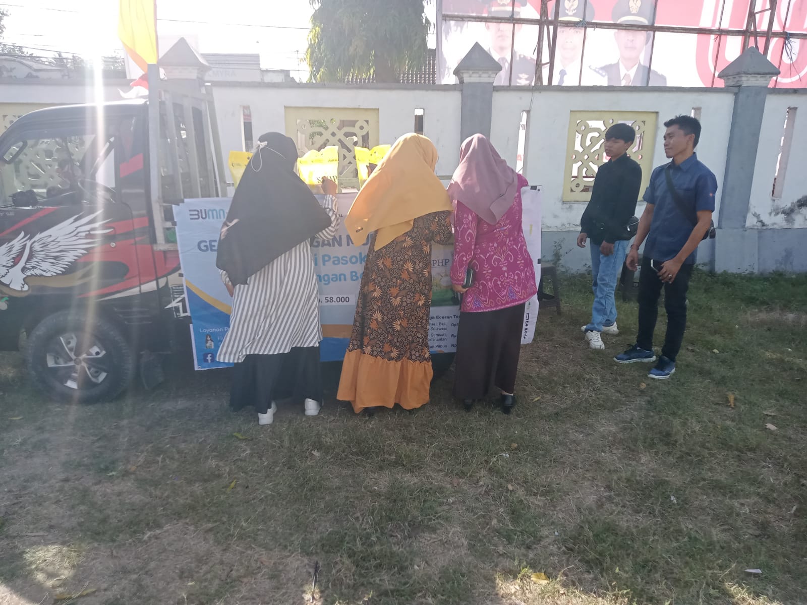Beras Murah Bulog di Sekotong Stabilkan Harga, Warga Antusias