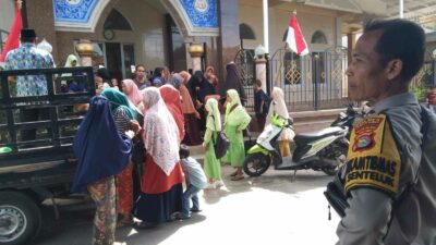 Polsek Batulayar Salurkan 2 Ton Beras Murah, Warga Antusias Sambut