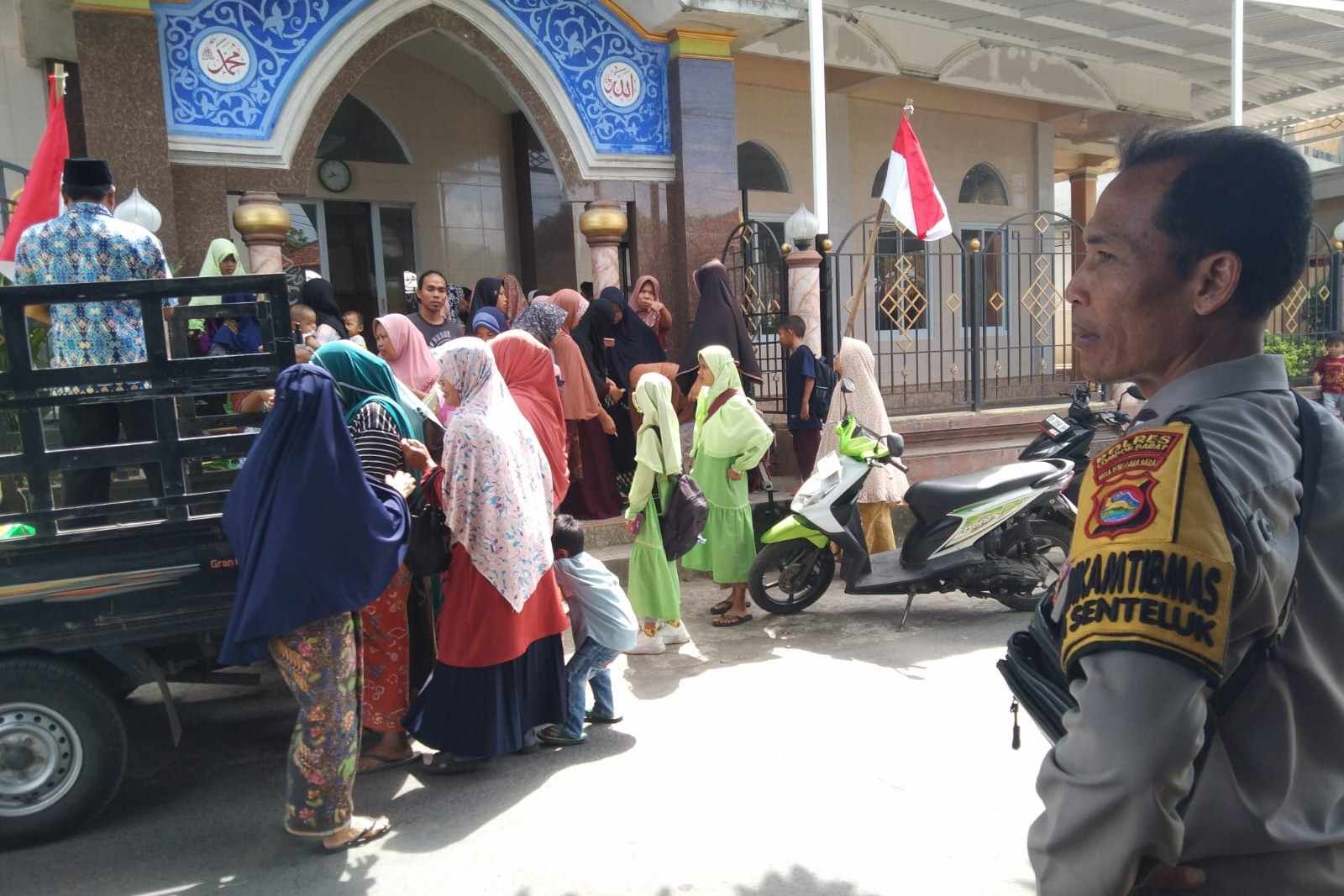 Polsek Batulayar Salurkan 2 Ton Beras Murah, Warga Antusias Sambut