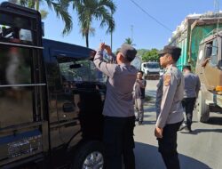 Polsek Lembar Ajak Sopir Truk Kibarkan Merah Putih di Jalan Raya Sambut HUT RI ke-80