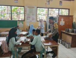 Pemerintah dan Polsek Sekotong Kolaborasi Distribusikan Makanan Bergizi untuk Ribuan Siswa