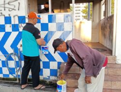 Ojol & Warga Kompak Bersihkan Pos Polisi yang Dibakar Massa di Surabaya