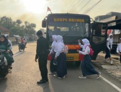 Brimob Hadirkan Bus Sekolah Gratis di Tasikmalaya