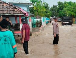 Demi Kemanusiaan, Bhabinkamtibmas Polsek Madapangga dan Babinsa Rela Basah Kuyup Menerjang Banjir Bantu Evakuasi Warga
