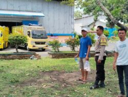 Bhabinkamtibmas Lembar Selatan Turun ke Sawah, Cari Solusi Kendala Petani