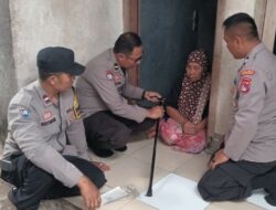 Jamin Mobilitas, Polres Lombok Barat Beri Tongkat Gratis ke Lansia di Labuapi