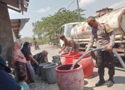 Polsek Praya Tengah Bersama PMI Dan BPBD Kabupaten Lombok Tengah Salurkan Air Bersih