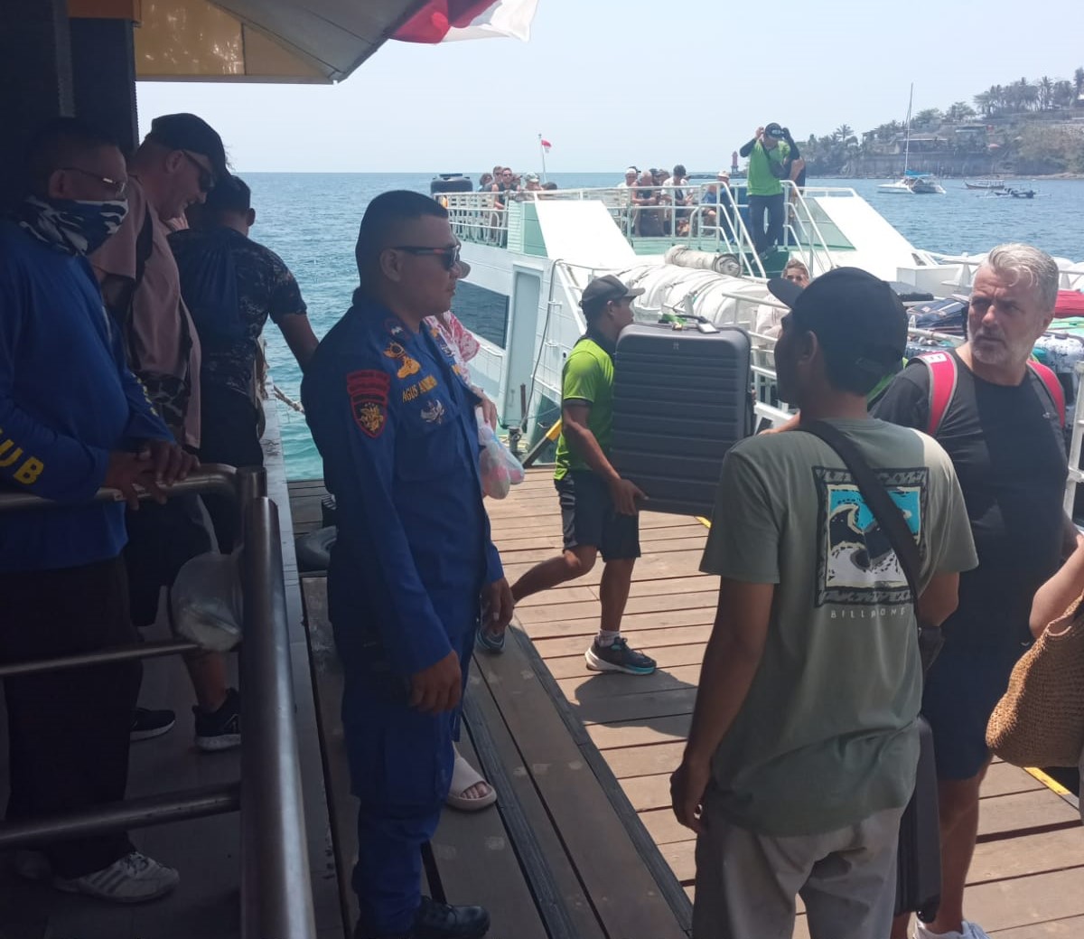 Pengamanan Pantai Senggigi oleh Satpolairud Polres Lombok Barat