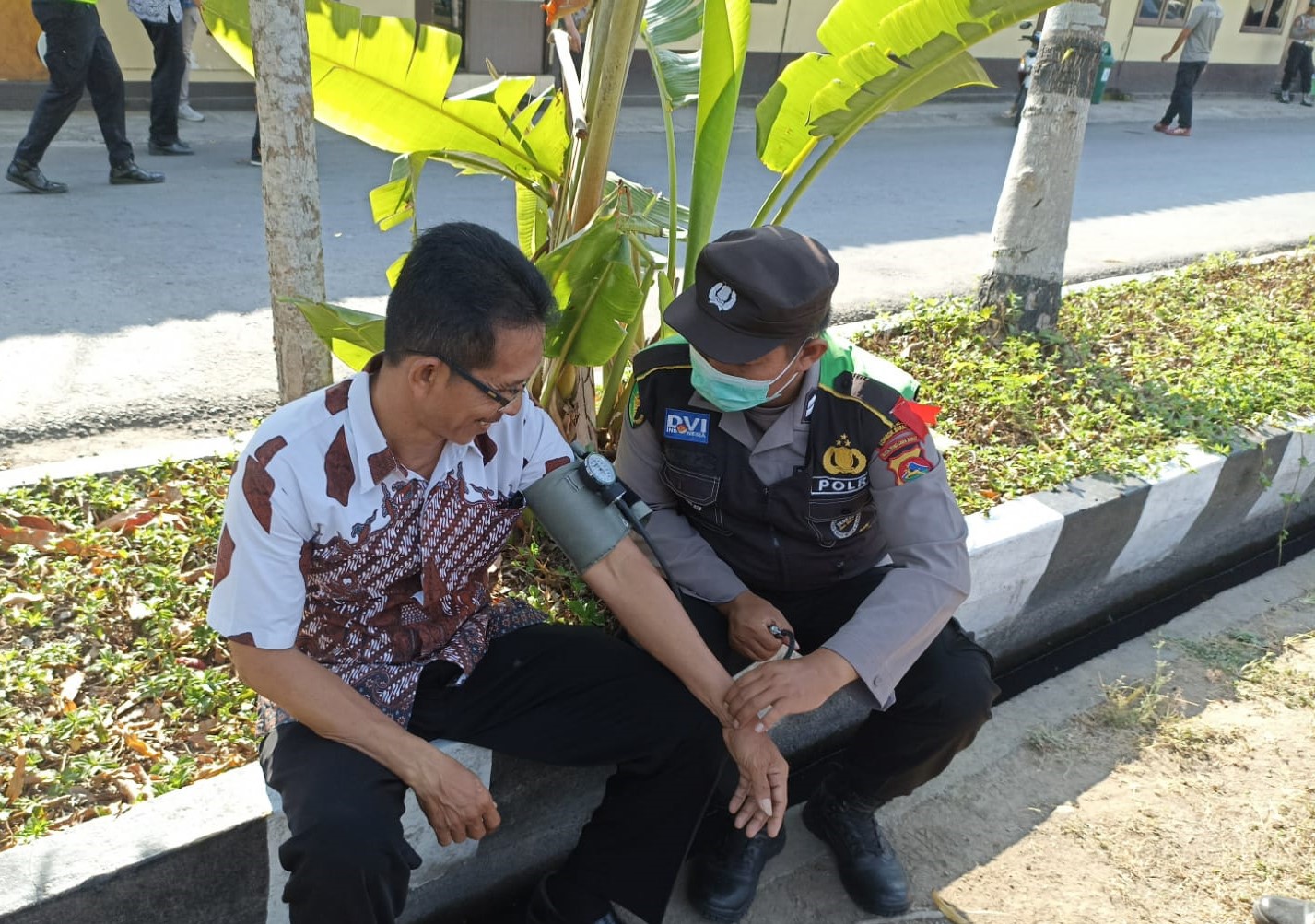 Pengecekan Tensi Kesehatan Oleh Sidokkes Polres Lombok Barat
