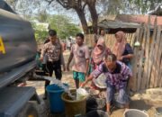 Bantu Masyarakat Terdampak Kemarau, Polres Bima Kerahkan Rantis Salurkan Air Bersih
