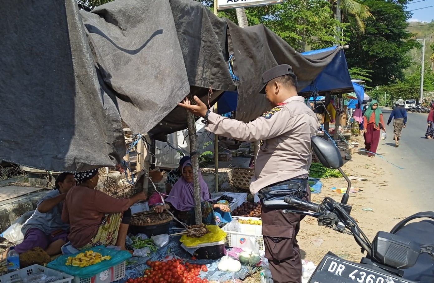 Polres Lombok Barat Gelar Sosialisasi Pemilu 2024 di Pasar Eyat Mayang dan Pelabuhan Lembar