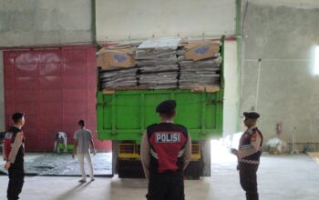 Polres Lombok Barat Kawal Ketat Kedatangan Logistik Pemilu, Upayakan Pemilu Aman dan Damai (2)