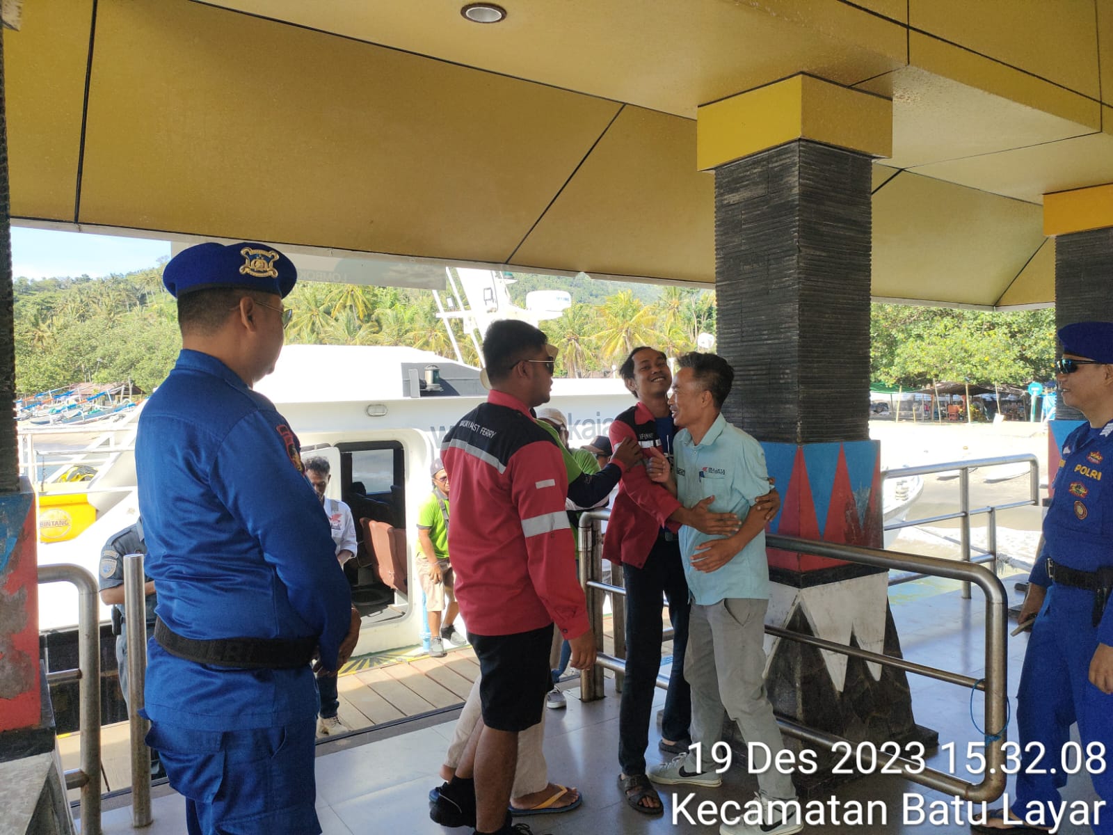 Kegiatan Patroli Polairud di Pelabuhan Penyebrangan Senggigi, Berikan Edukasi Pemilu 2024 yang Kondusif