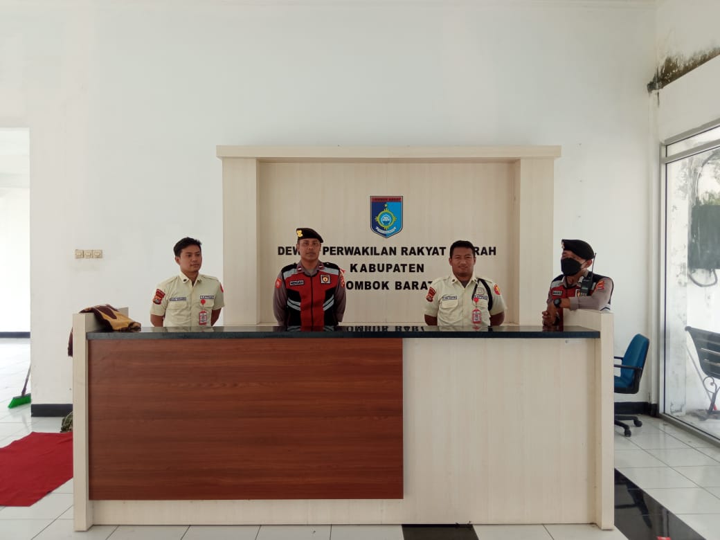 Patroli Polres Lombok Barat di Kantor DPRD Gerung untuk Cegah Gangguan Kamtibmas