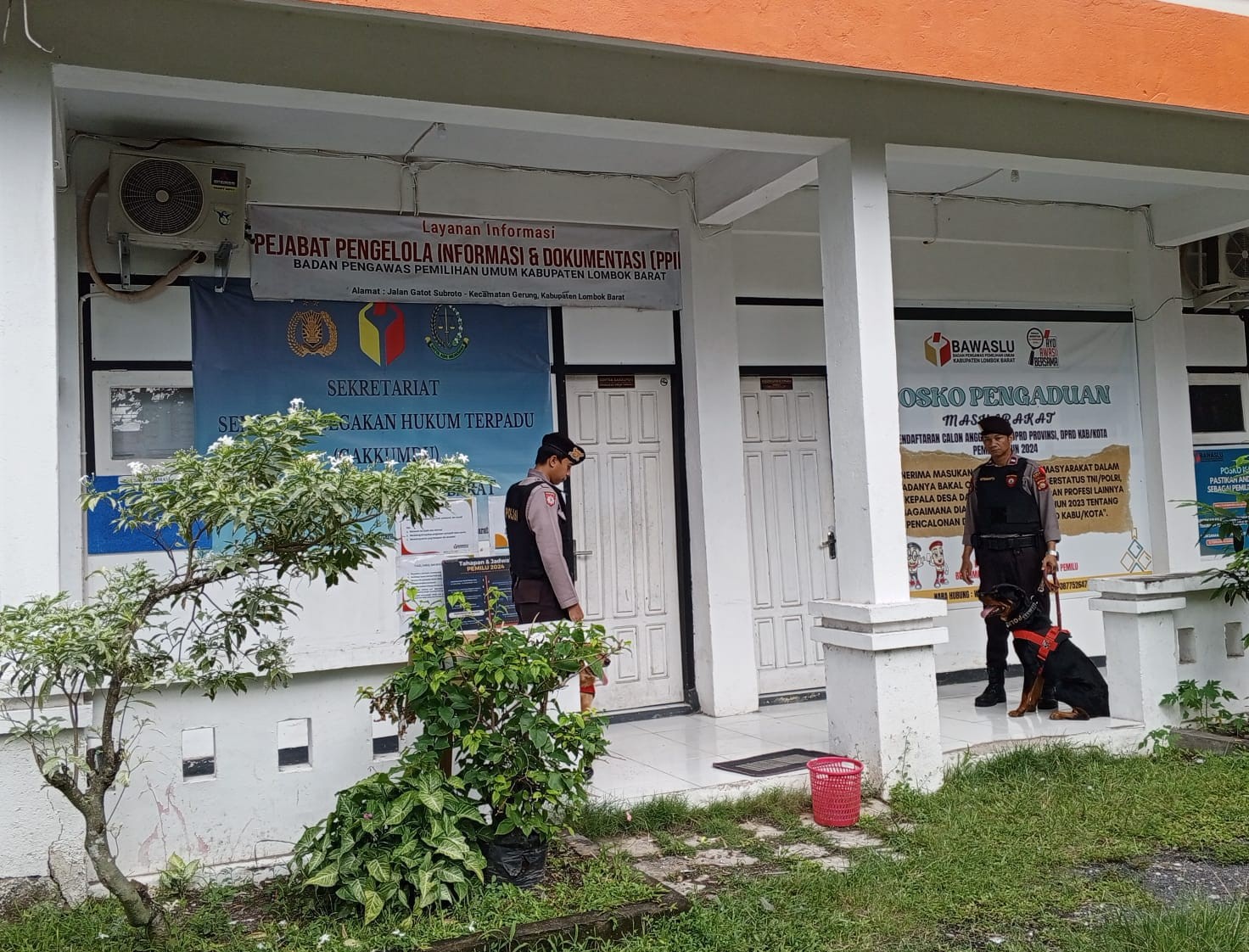 Polres Lombok Barat Gelar Patroli dan Sterilisasi Kantor Bawaslu Jelang Pemilu 2024