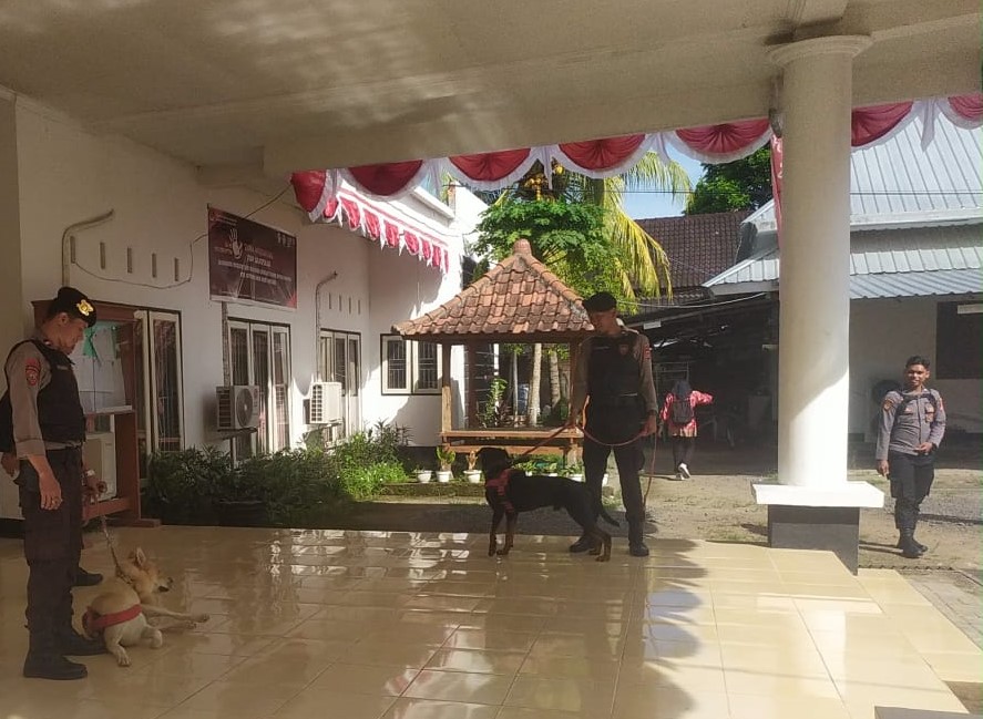 Polisi Patroli dan Sterilisasi Kantor KPU Lombok Barat, Pastikan Situasi Kamtibmas yang Kondusif