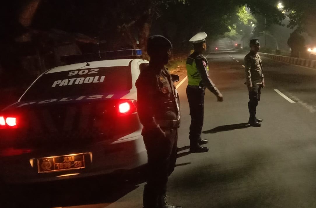 Polres Lombok Barat Amankan Malam Tahun Baru, Personil Pospam GMS Lakukan Patroli Dialogis