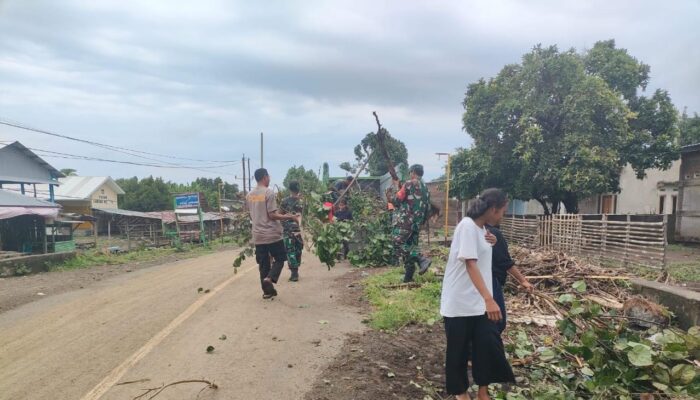 Gerak Cepat Sinergitas TNI-POLRI, Polsek Tambora Bersihkan Lumpur dan Tumpukan Sampah di Desa Labuhan Kananga