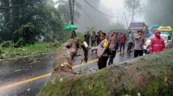 Akses Jalur Medan-Brastagi Terputus, TNI-Polri Bersinergi Lakukan Evakuasi