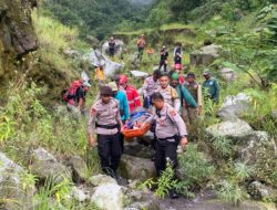 Polres Klaten Evakuasi Mahasiswa yang Terperosok di Jurang Gunung Merapi