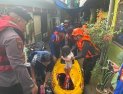 Polda Metro Jaya Bantu Evakuasi Warga Terdampak Banjir di Jatinegara