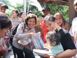 Polwan Terjun ke Kebon Jeruk, Serahkan Snack hingga Sembako ke Warga Terdampak Banjir