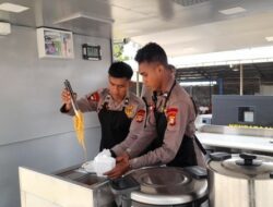 Brimob Polda Metro Dirikan Dapur Umum dan Bersihkan Lumpur Banjir di Jaktim