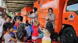 Polwan Polda Metro Laksanakan Trauma Healing Anak-Anak Terdampak Banjir di Bekasi