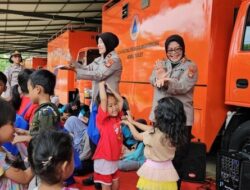 Polwan Polda Metro Laksanakan Trauma Healing Anak-Anak Terdampak Banjir di Bekasi